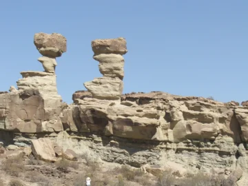 La música y el tránsito, ¿influyeron en la caída de la torre del Submarino de Ischigualasto?