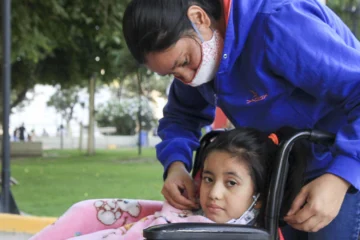 Pequeña leona: sobrevivió al terremoto tras la caída de la pared encima y ahora lucha contra las pesadillas
