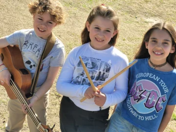 “Whats”, los roqueritos que la rompieron en el festejo del Día del Niño