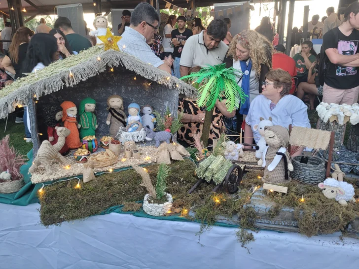 Sanjuaninos hicieron un pesebre de más de 3 metros con crochet y elementos reciclados
