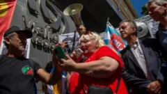 Incidentes en la marcha de jubilados: un policía golpeó a un fotógrafo