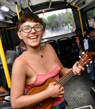 La magia de Abi: Una voz que transforma viajes en colectivo en experiencias únicas