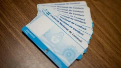 Detienen a un hombre por presentar una licencia de conducir falsa