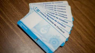 Detienen a un hombre por presentar una licencia de conducir falsa