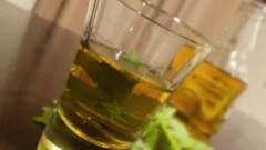 Se viene agosto: esta es la receta de la auténtica caña con ruda