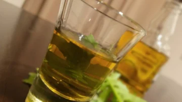 Se viene agosto: esta es la receta de la auténtica caña con ruda