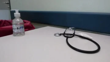 Insólito: una médica dejó a un carpintero cubriendo la guardia de un hospital