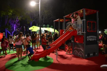 En fotos: El nuevo patio de juegos del Parque de Mayo cautivó a grandes y chicos