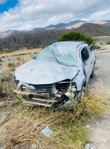 Perdió el control de su camioneta y protagonizó un violento vuelco en Ullum