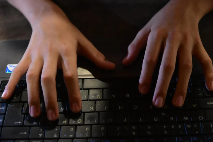 alumno-estudiante-computadora-hacker-728x485