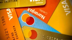 Los gastos en dólares con tarjeta volvieron a crecer en abril