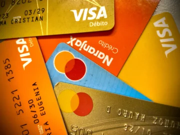 Los gastos en dólares con tarjeta volvieron a crecer en abril