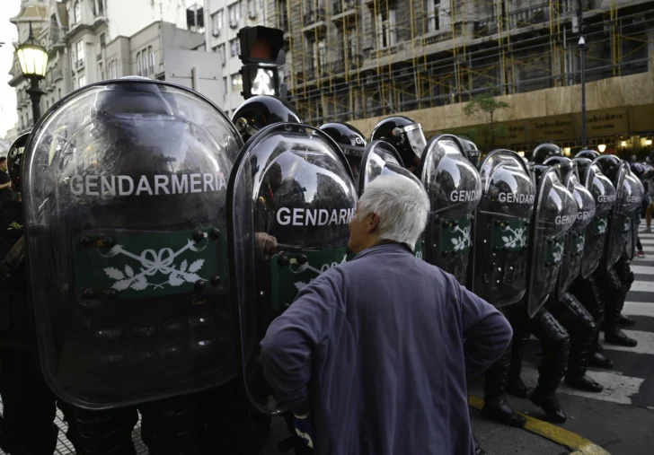 Incidentes entre jubilados y efectivos de la Policía Federal durante la marcha