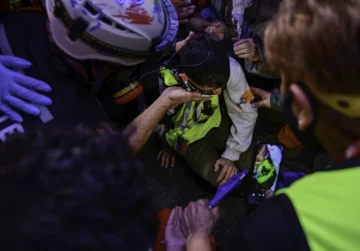 Una jubilada se cayó al intentar tirar una valla frente al Congreso
