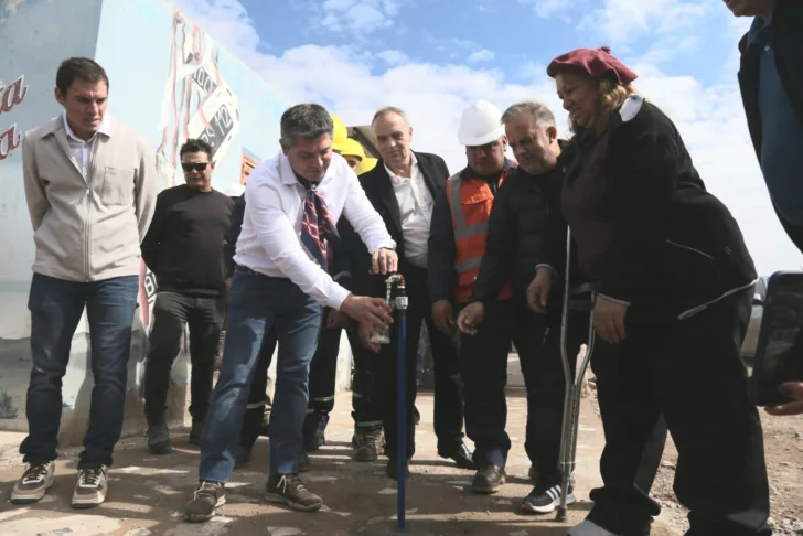 Orrego inauguró las conexiones domiciliarias en el Loteo Vallecito