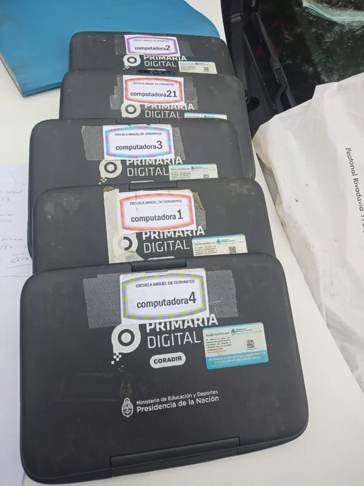 Robaron notebooks de una escuela de Santa Lucía y los atraparon
