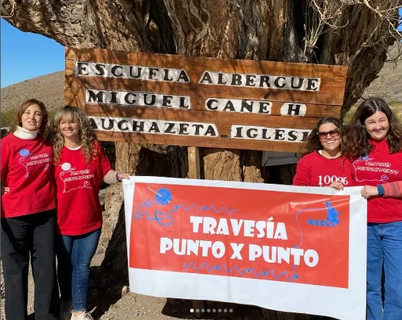 Un grupo de tejedoras sanjuaninas y su cruzada para ayudar a una escuela de Valle Fértil