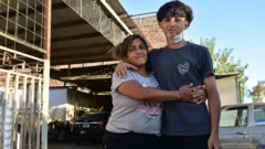Estuvo al borde de la muerte tras ser apuñalado, recibió el alta y su madre exige justicia