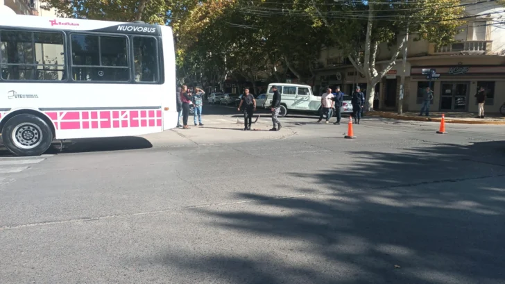 En Capital: Violento choque entre un colectivo y una camioneta