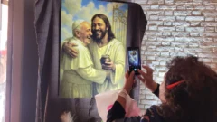 La muestra fotográfica sobre el Papa Francisco que conmueve y emociona