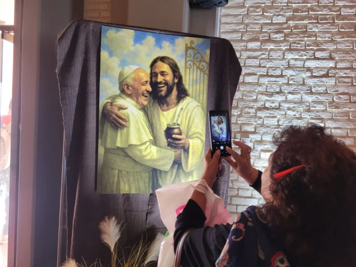 La muestra fotográfica sobre el Papa Francisco que conmueve y emociona
