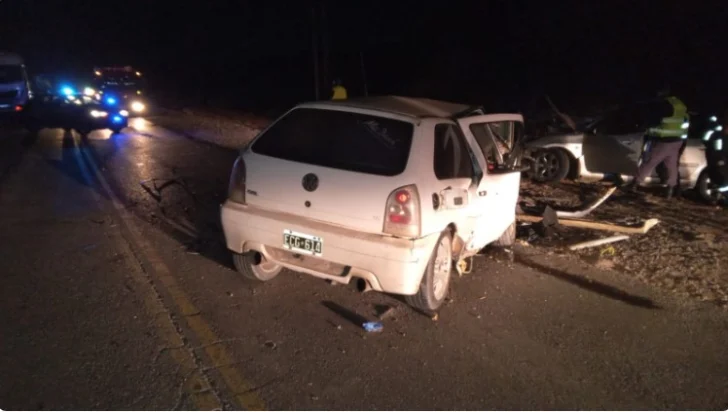 Dos muertos y un herido grave tras un terrible choque frontal
