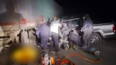 Dos mujeres murieron al incrustarse una camioneta bajo un acoplado