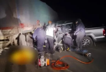 Dos mujeres murieron al incrustarse una camioneta bajo un acoplado