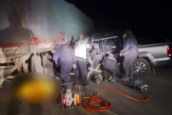 Dos mujeres murieron al incrustarse una camioneta bajo un acoplado