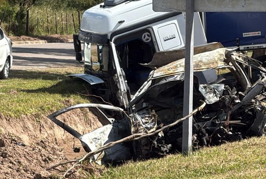 Tragedia:  murió calcinado al chocar con un camión y su pareja logró saltar antes