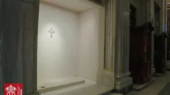 Miles de fieles en Roma visitan la tumba del Papa Francisco tras su emotivo funeral