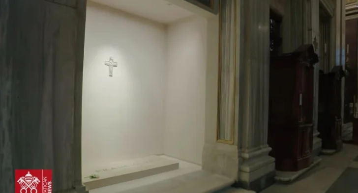 Miles de fieles en Roma visitan la tumba del Papa Francisco tras su emotivo funeral