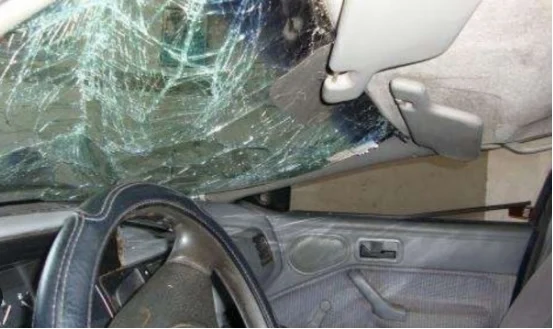 No vio una rotonda y un choque lo dejó en una acequia