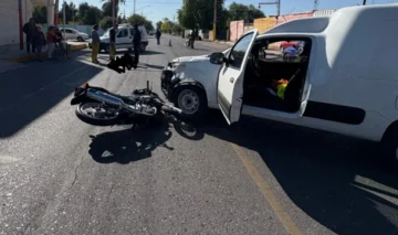 Violento choque entre una moto y una camioneta en Chimbas
