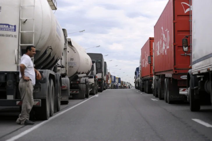 Cubiertas por las nubes: el insumo clave para los costos del transporte en San Juan