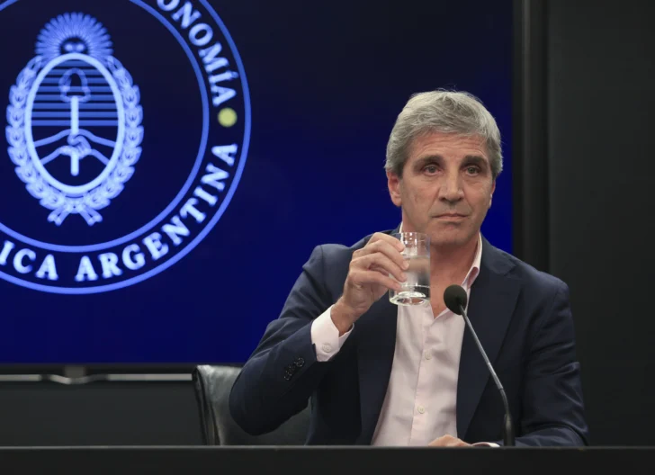 El Gobierno postergó el anuncio sobre medidas para instar a sacar los dólares del colchón