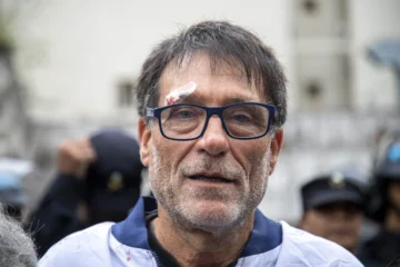 Marcha de jubilados frente al Congreso: la Policía demoró al Padre “Paco”