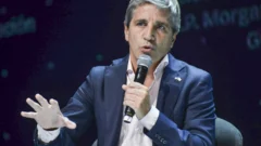 Cayeron los bonos y Caputo lo atribuyó a la aprobación legislativa de la suba de jubilaciones