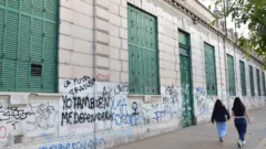 El vandalismo no da tregua en la Escuela Sarmiento: los graffities coparon las paredes