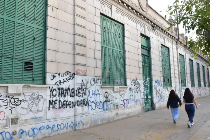 El vandalismo no da tregua en la Escuela Sarmiento: los graffities coparon las paredes