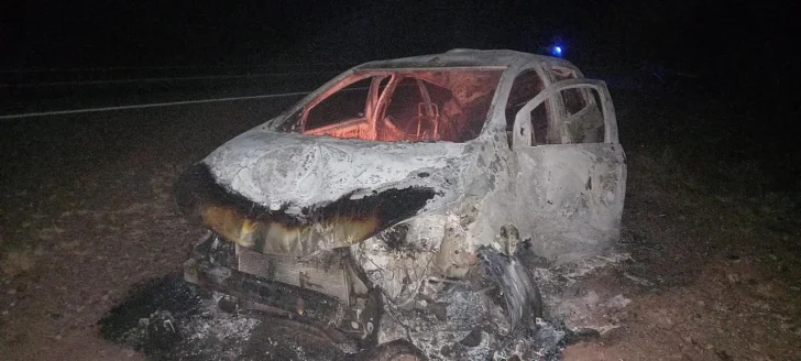 Un auto volcó y se prendió fuego en Caucete