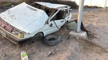 Volcó un auto y dos personas fueron trasladadas al hospital
