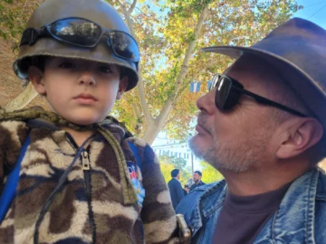 Bautista, con 5 años honra la memoria de su abuelo gendarme