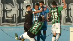 Video impactante: brutal patada en el ascenso dejó a un jugador con el pie colgando