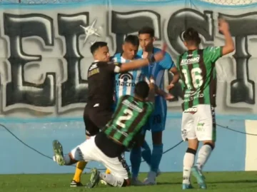 Video impactante: brutal patada en el ascenso dejó a un jugador con el pie colgando