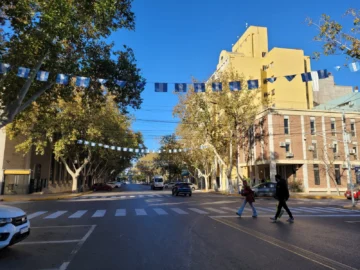 Así luce la Avenida Central en la previa del gran desfile del 25 de Mayo