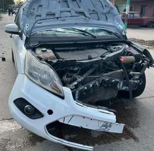 Iba sin casco y murió tras ser atropellado por un auto