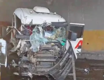 Impactante choque entre dos camiones en la ruta a Chile