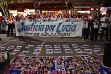 Vigilia y antorchas en Tribunales por Lucía Rubiño