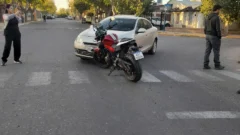 Un auto y una moto chocaron en una esquina de Santa Lucía